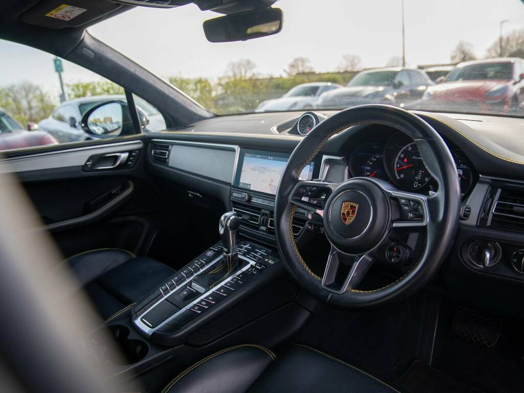 Porsche Macan Turbo My21 Black #4