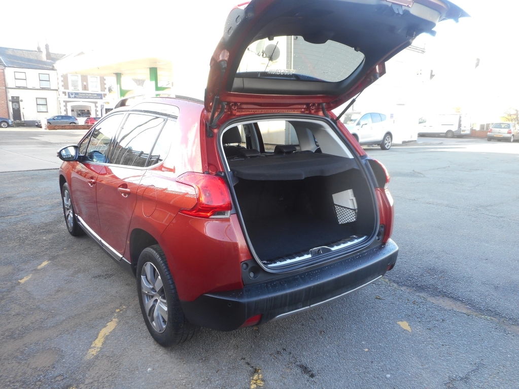 Peugeot 2008 1.2 S S Allure Red #4