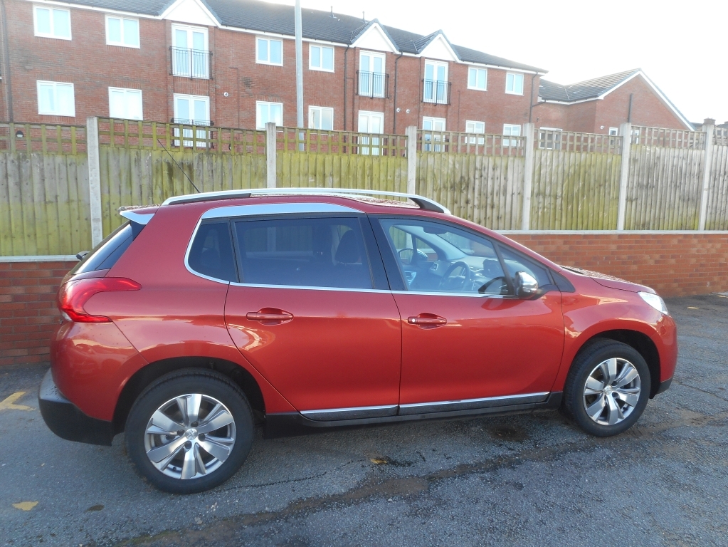 Peugeot 2008 1.2 S S Allure Red #2