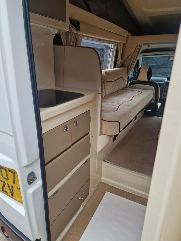 Peugeot  Estate White #15