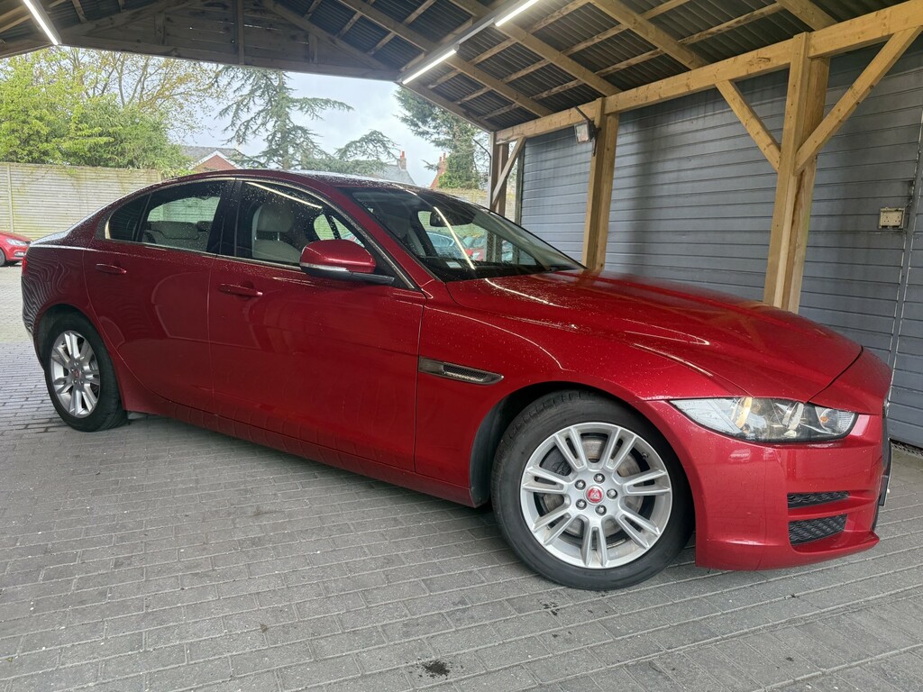 Jaguar XE Saloon 2.0 I Prestige 201867 Red