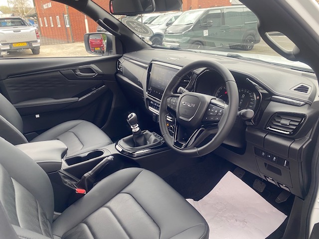 Isuzu D-Max Pickup MJ75CXS White #3