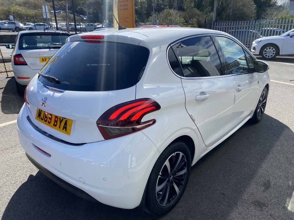Peugeot 208 1.2 S S Tech Edition MJ69BYA White #4