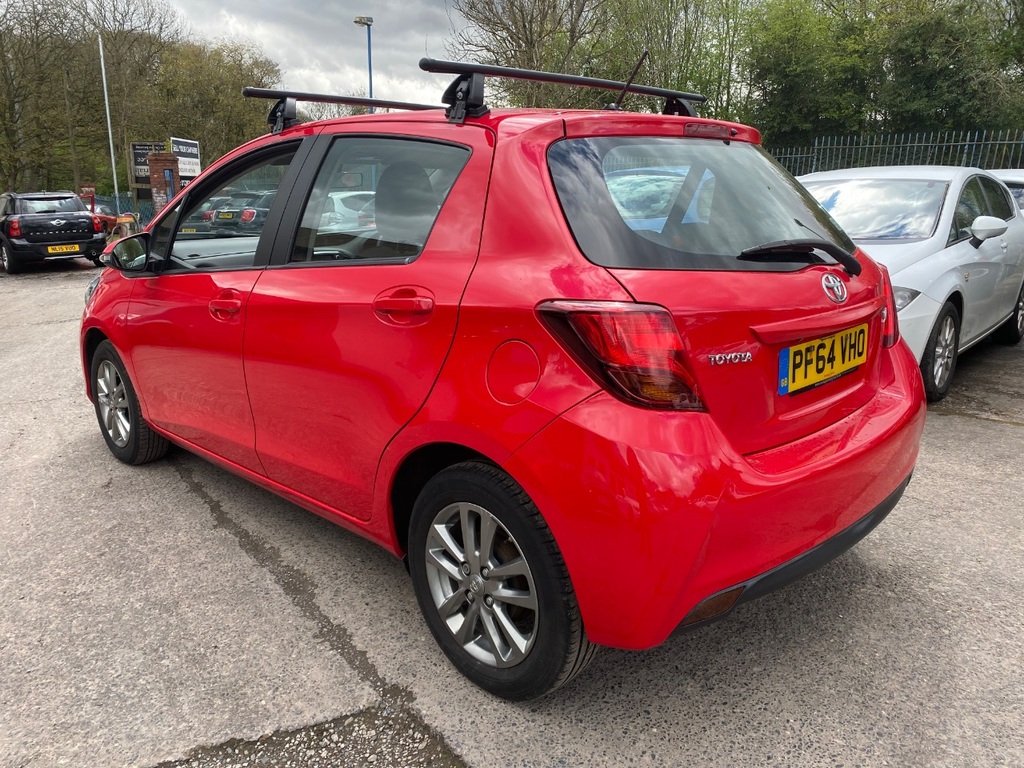 Toyota Yaris 1.0 Vvt-i Icon PF64VHO Red #4