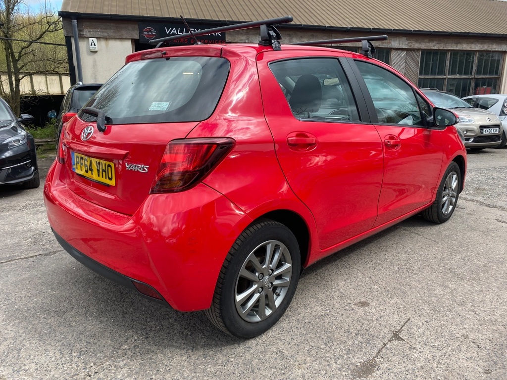Toyota Yaris 1.0 Vvt-i Icon PF64VHO Red #2
