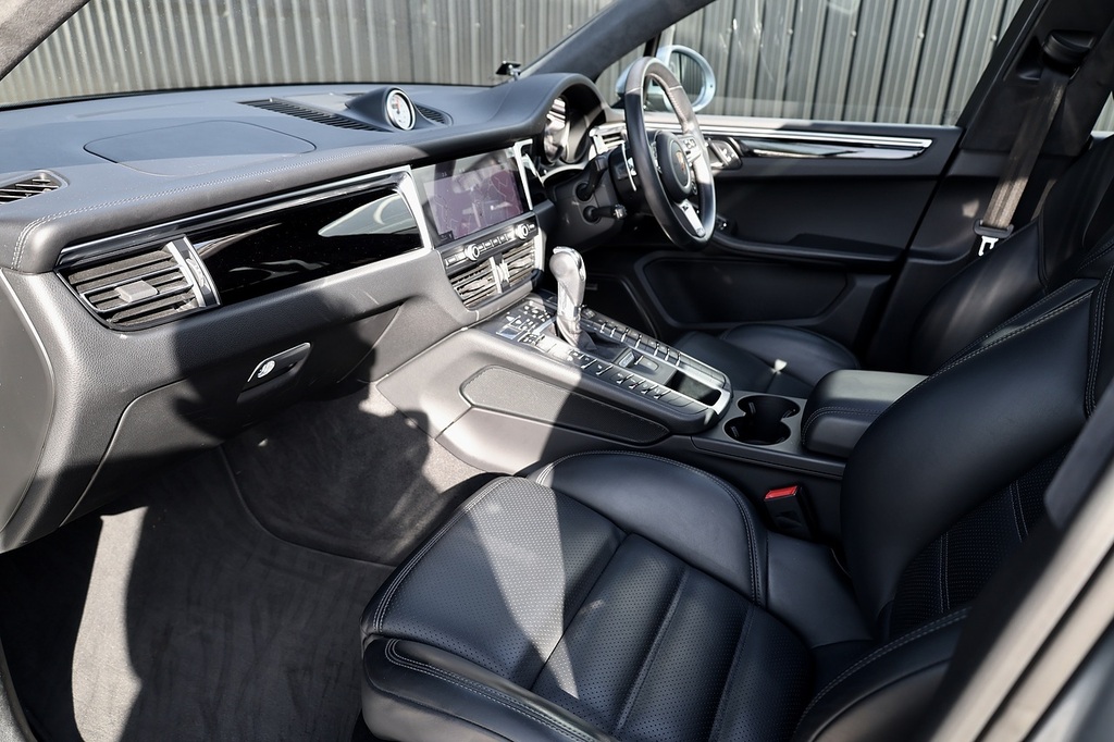 Porsche Macan Macan Turbo YA20ZDC Silver #3