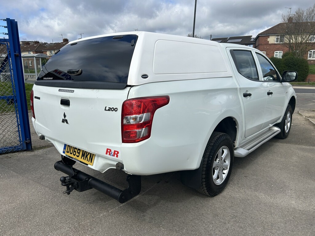 Mitsubishi L200 Pickup 2.4 Di-d Dc 4Life Double Cab 2019 DU69MKN White #4