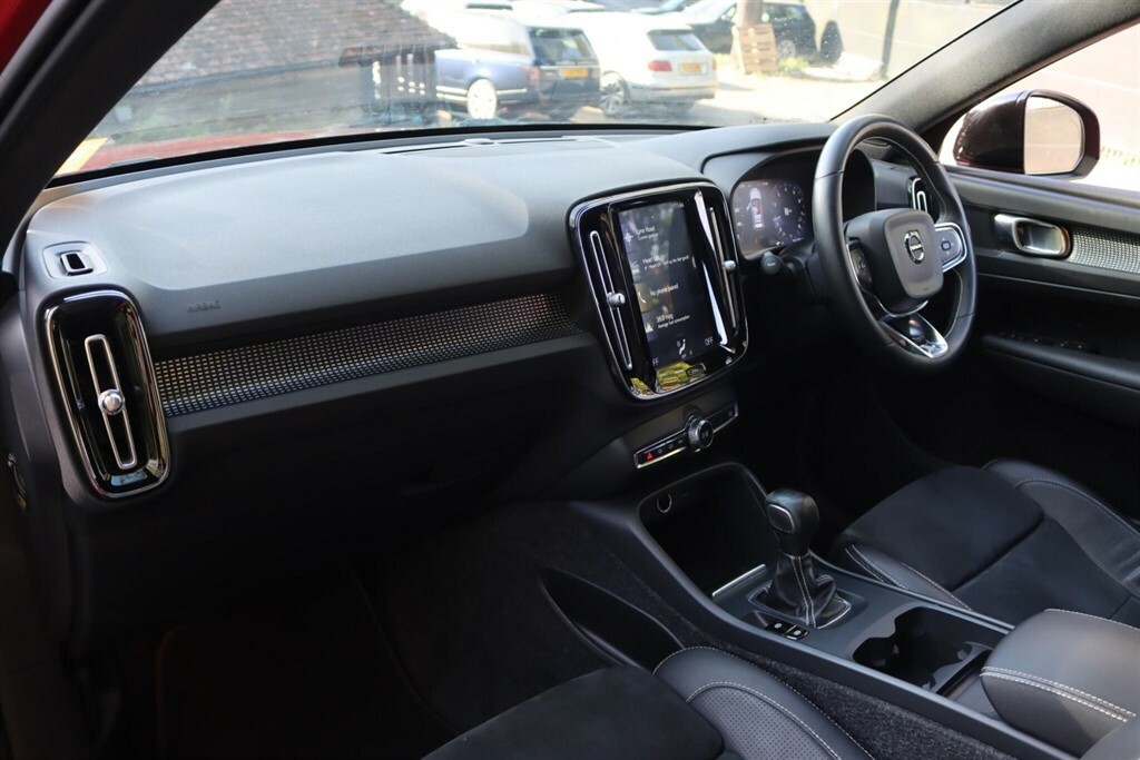 Volvo XC40 1.5 T3 R-design Euro 6 Ss VE68XRJ Red #3