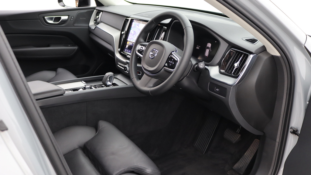 Volvo XC60 B5 P Awd Plus Dark Harmankardon Sound, 360 Cam YE73WCJ #4