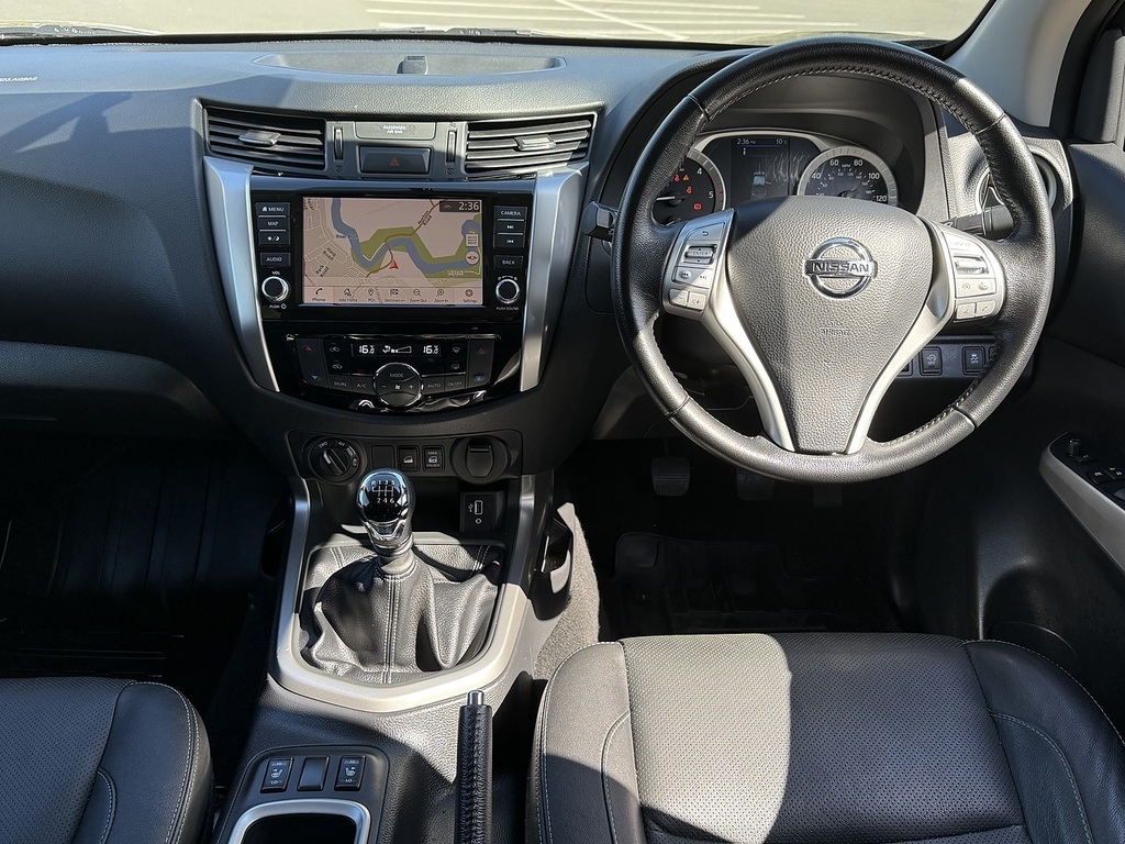 Nissan Navara 2.3 Dci Tekna Pickup Double Cab SY69KYK Grey #2