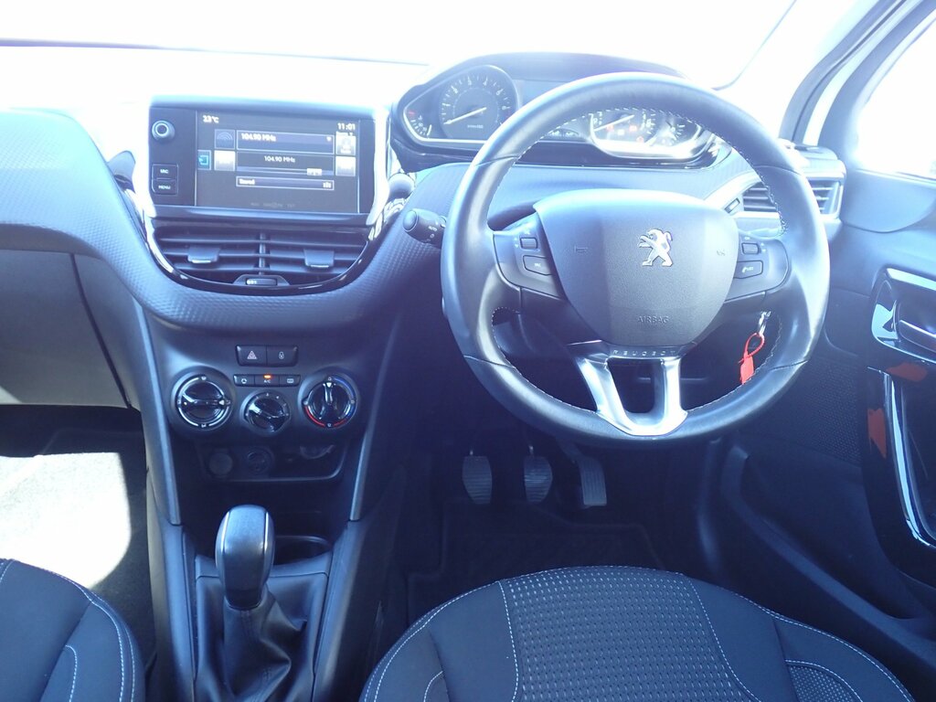 Peugeot 208 1.2 Puretech Allure Hatchback Eu White #2