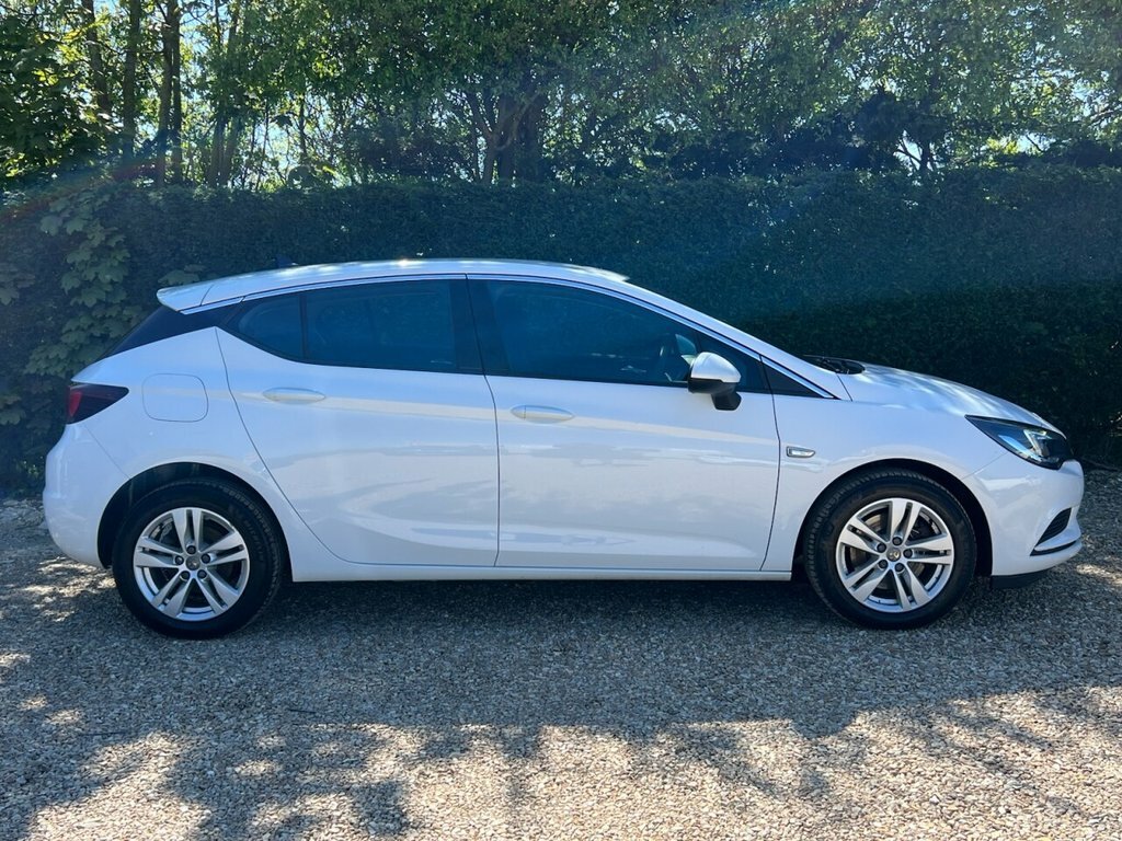 Vauxhall Astra 1.6L Design ML67KFY White #4