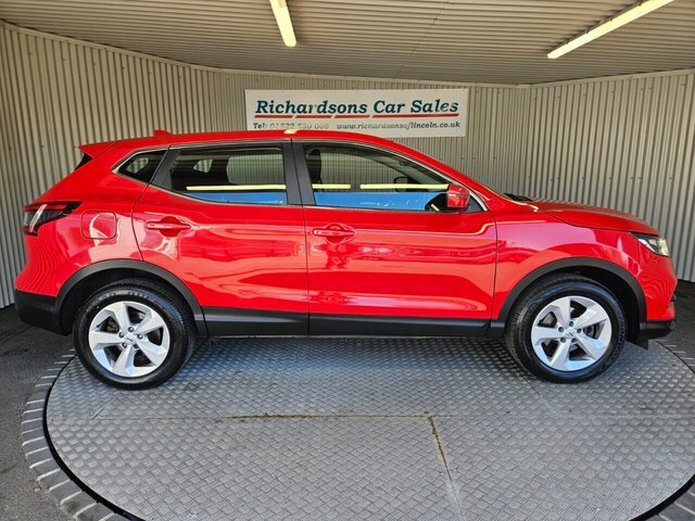 Nissan Qashqai 1.3 Dig-t Acenta Premium Suv Eur SO19VLR Red #2