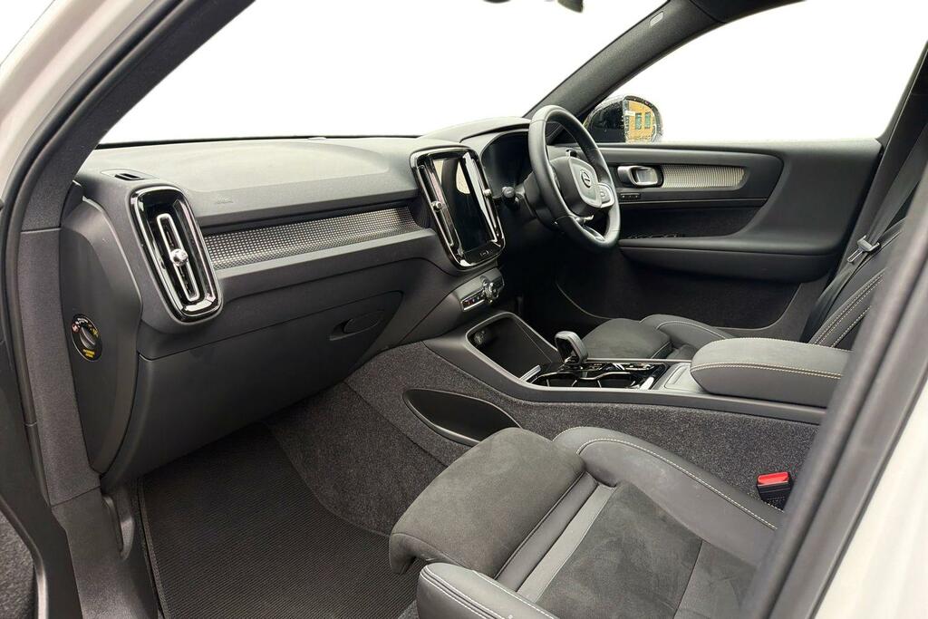 Volvo XC40 Plus, B3 Mild Hybrid, Dark YY24ZBJ White #4