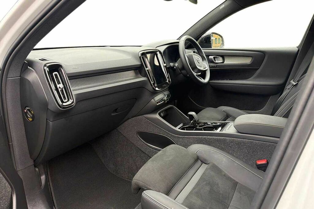 Volvo XC40 Plus, B3 Mild Hybrid, Dark YY24ZBJ White #3
