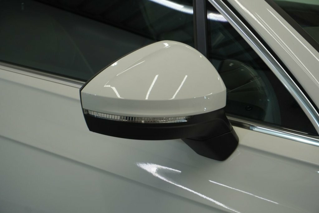 Volkswagen Touareg 3L R-line VE72WOB White #4