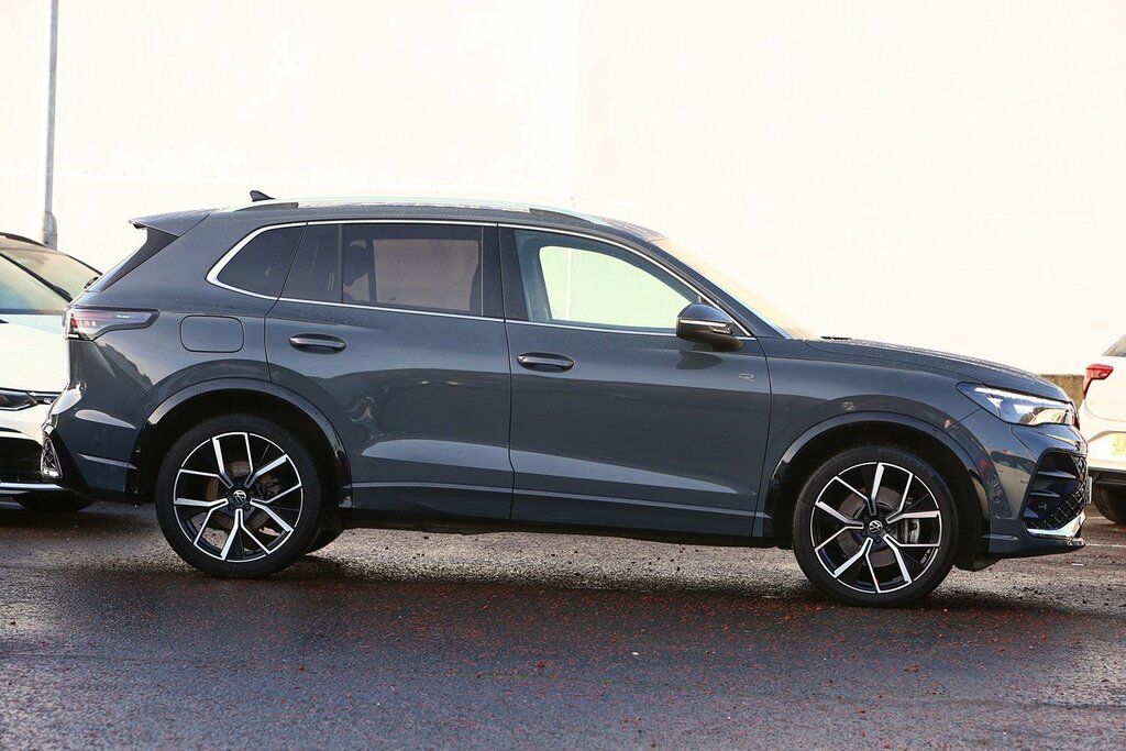 Volkswagen Tiguan 2024 Volkswagen Tiguan 2.0 R-line Tdi Dsg TXZ7390 Grey #2