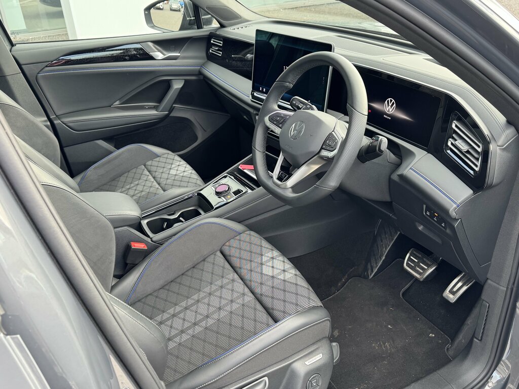 Volkswagen Tiguan 2025 Volkswagen Tiguan R-line 2.0 Tdi 150Ps Dsg DE25GRU Black #3