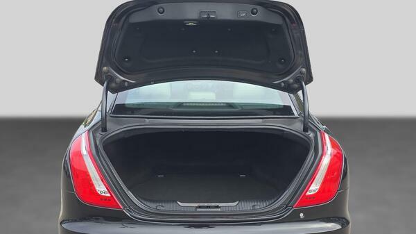 Jaguar XJR V8 Black #40