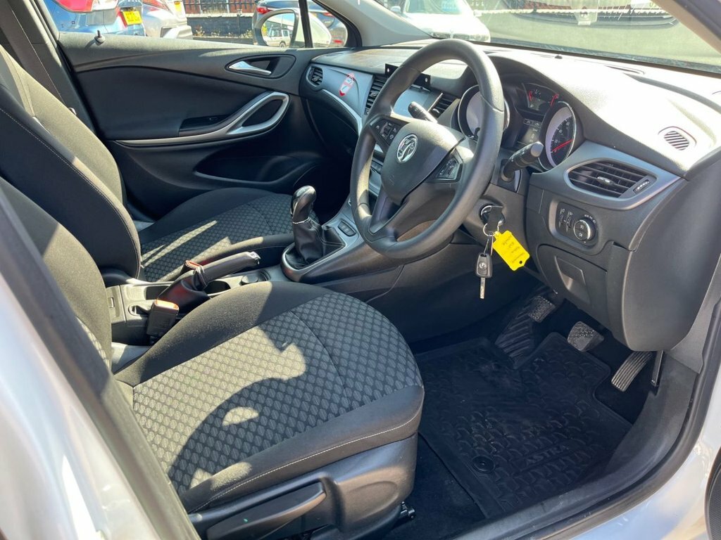 Vauxhall Astra 1.6L Design OU19DFK White #6