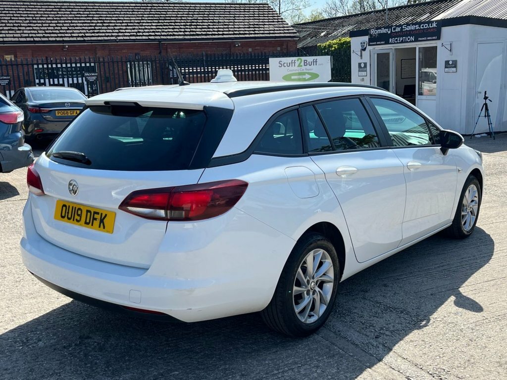 Vauxhall Astra 1.6L Design OU19DFK White #4