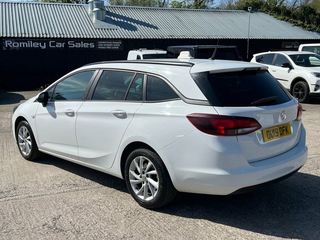 Vauxhall Astra 1.6L Design OU19DFK White #3