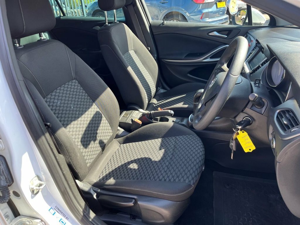 Vauxhall Astra 1.6L Design OU19DFK White #5