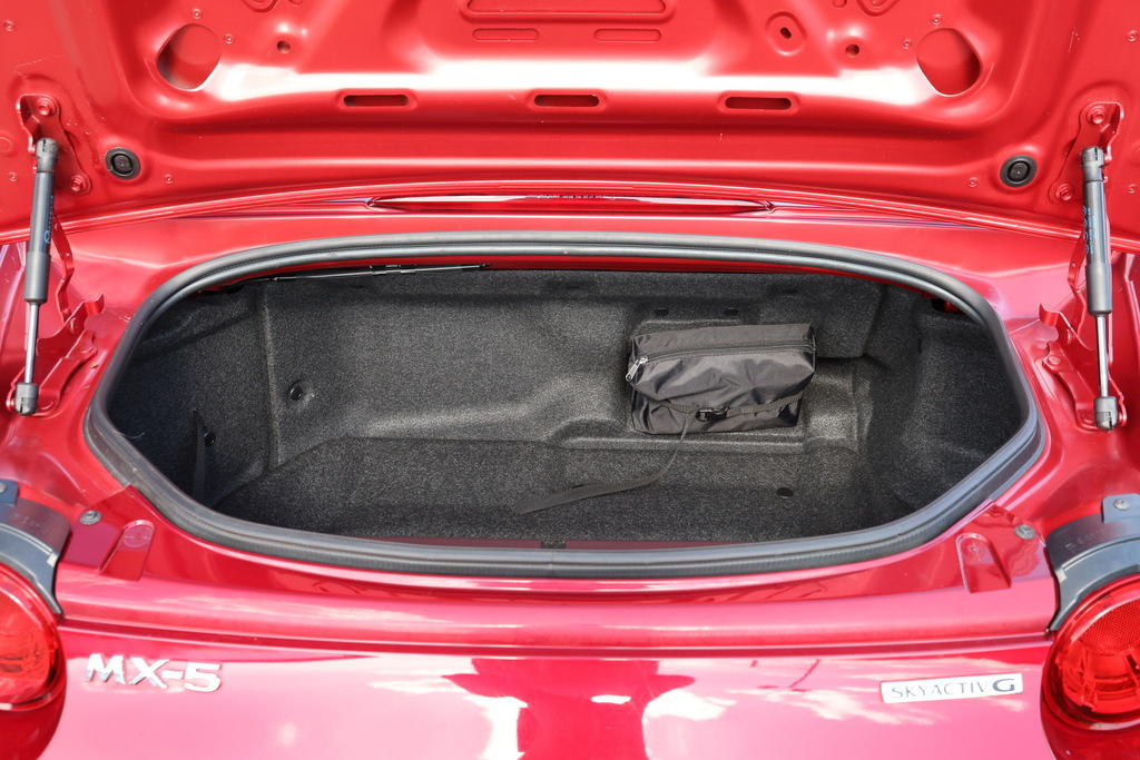 Mazda MX-5 1.5 132 Sport Red #6