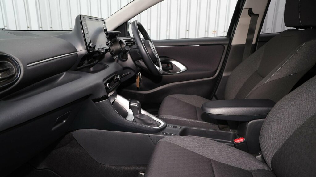 Toyota Yaris 1.5 Vvt-h Design E-cvt Euro 6 Ss FL72BKO Black #5