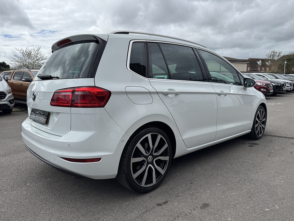 Volkswagen Golf SV Tdi Bluemotion Tech Gt White #4