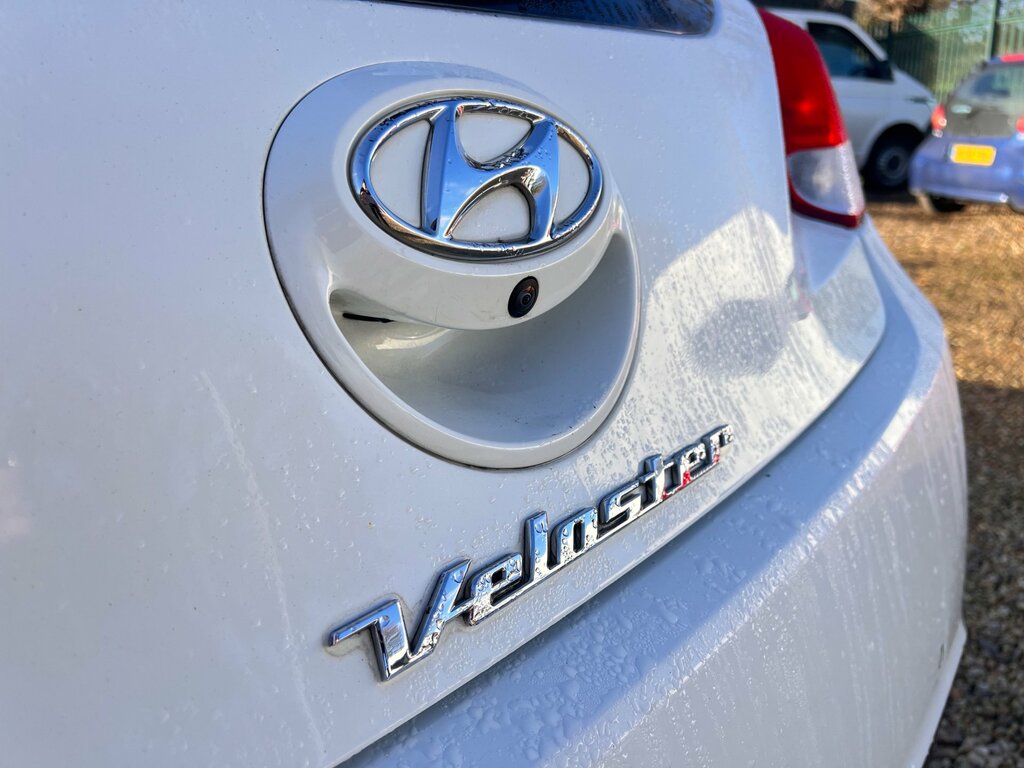 Hyundai Veloster Hatchback White #10