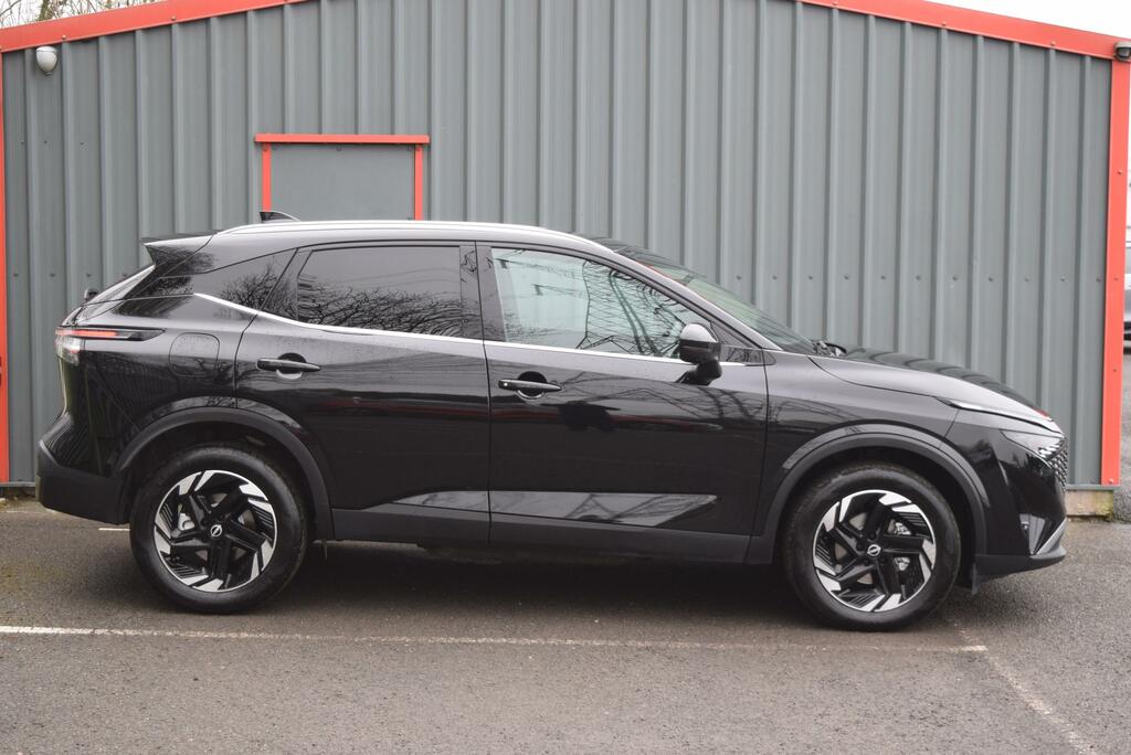 Nissan Qashqai 1.3 Dig-t Mh 158 N-connecta Xtronic DL25GGZ Black #2