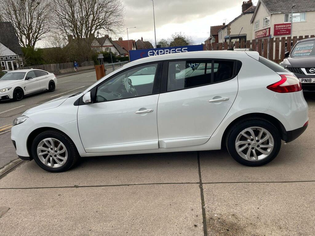 Renault Megane Hatchback 1.6 16V Dynamique Tomtom Euro 5 201 White #6