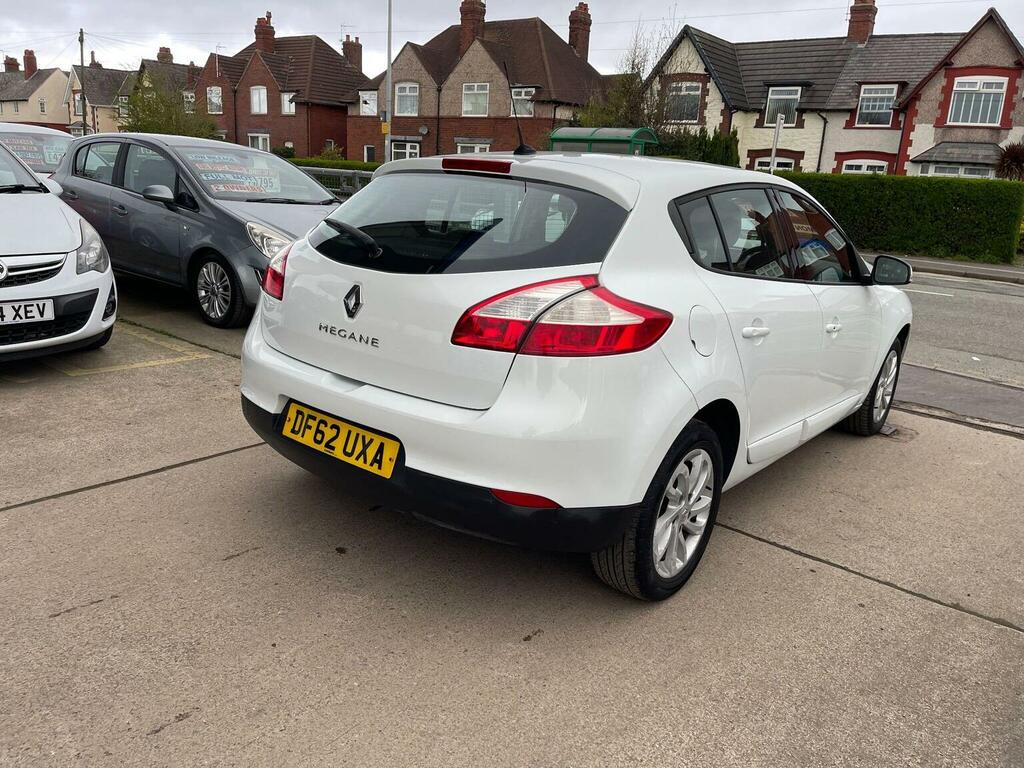 Renault Megane Hatchback 1.6 16V Dynamique Tomtom Euro 5 201 White #2