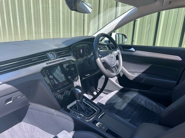 Volkswagen Passat 2.0 Tdi Gt Estate Dsg Euro 6 S S 150 XT13HAN White #4