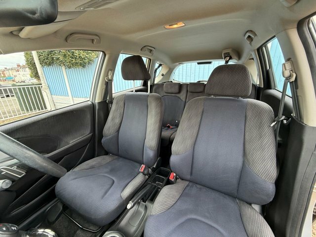 Honda Jazz 2012 1.4 I-vtec Es Hatchback Cvt Euro 5 BV62OMR Silver #4