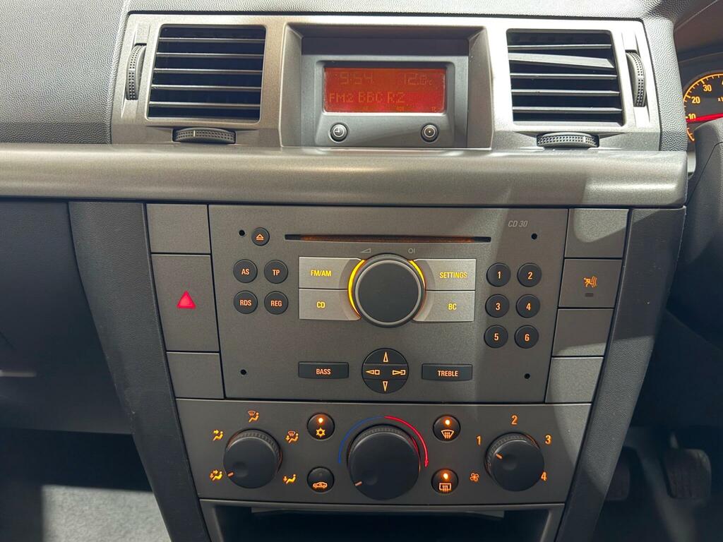 Vauxhall Vectra 1.8I Breeze - Hatchback  #16