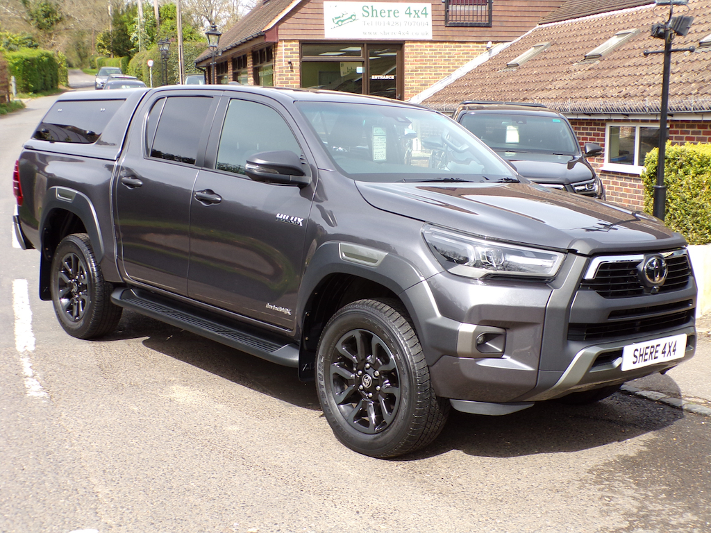 Toyota HILUX 2.8 D-4d Invincible X Pickup Double Cab Grey