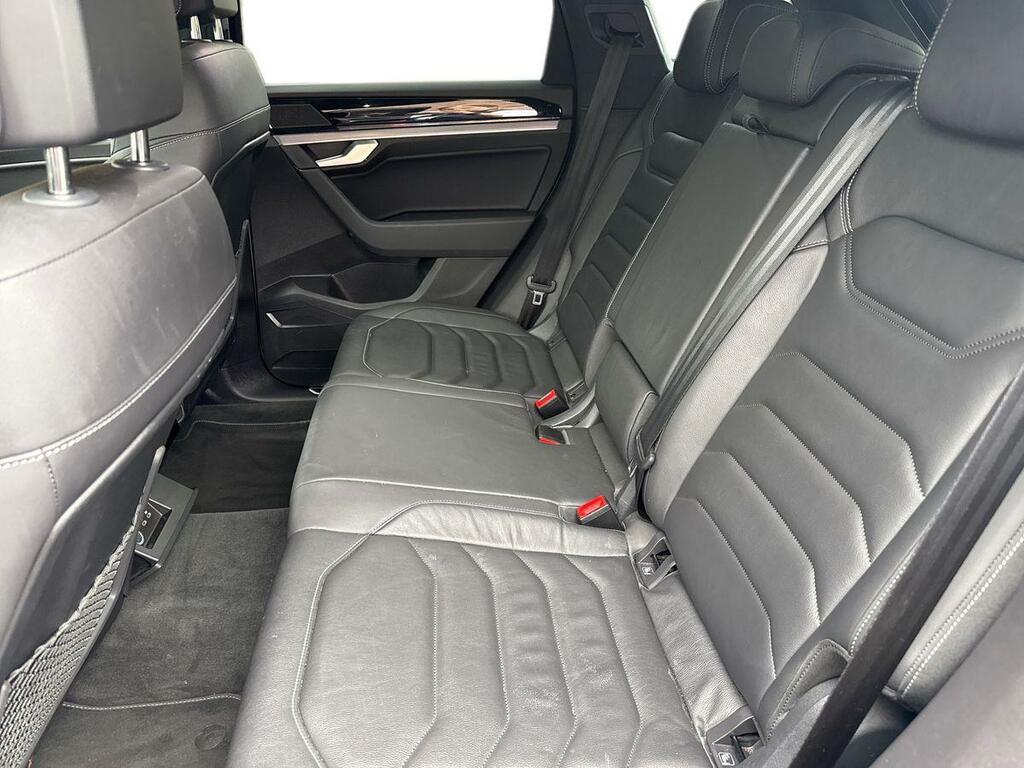 Volkswagen Touareg 3.0 Tdi V6 R-line Tech Tiptronic 4Motion Euro 6 S CP72VHD Silver #4