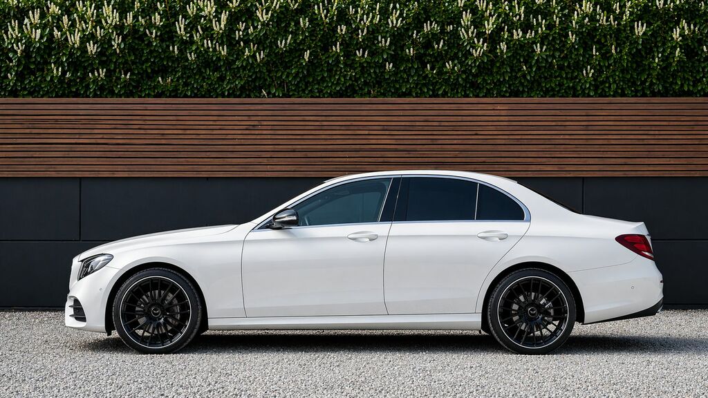 Mercedes-Benz E Class 2019 2.0 E220d Amg Line Edition Premium Saloon 4 WF69KZV White #5