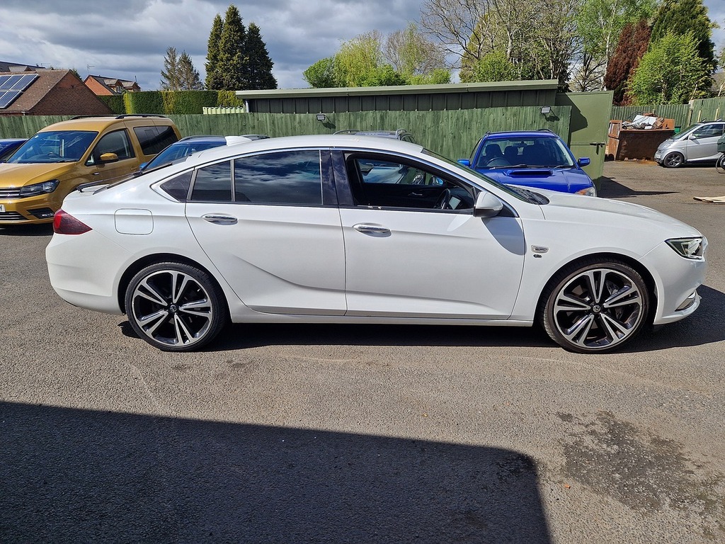 Vauxhall Insignia I Turbo Elite Nav AP17BRV White #2