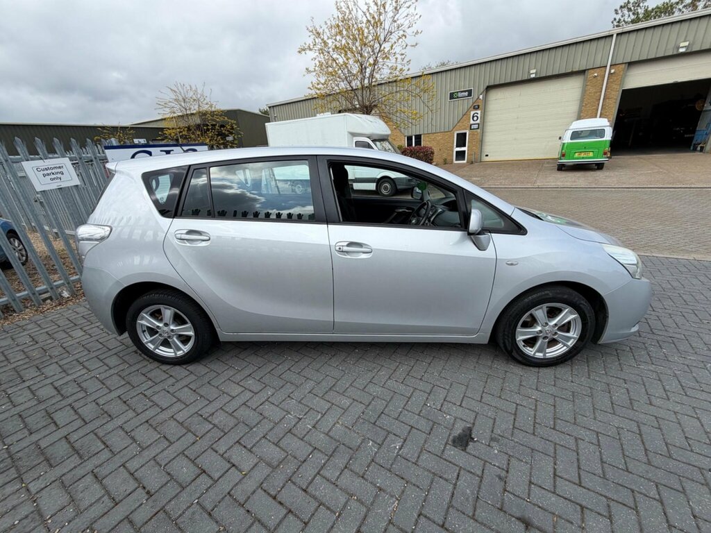 Toyota Verso 1.8 V-matic Tr Multidrive S Euro 4 Silver #2