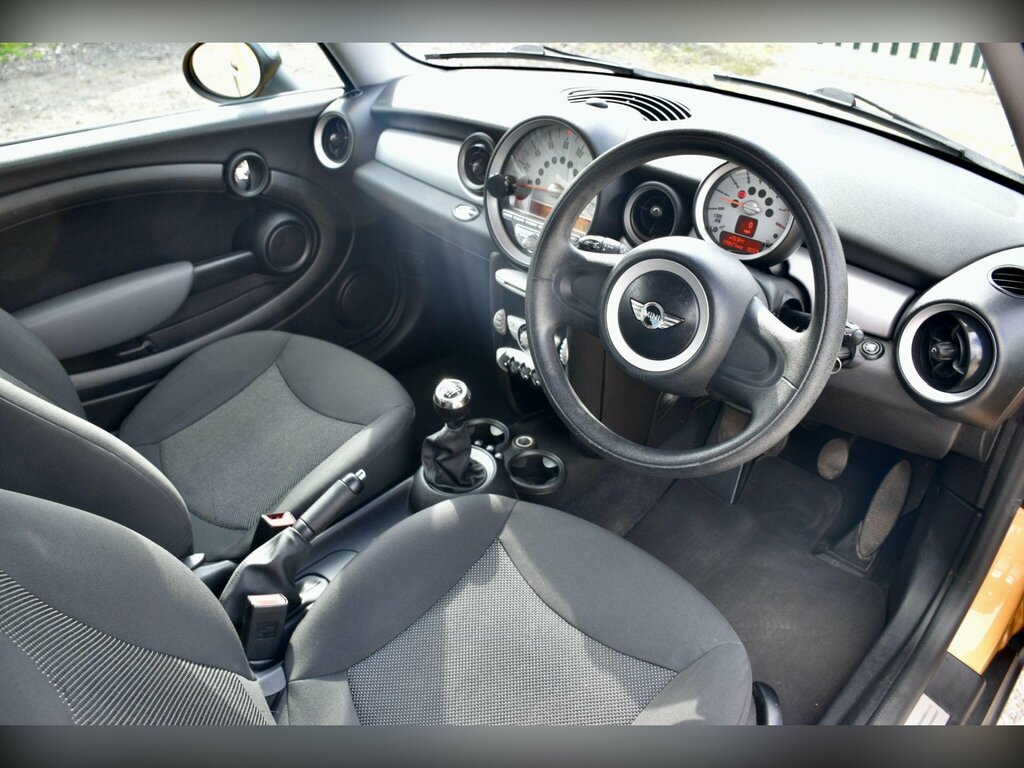 Mini Hatch 1.4 One Hatchback Euro 4 95 Ps YS09GZN Yellow #4
