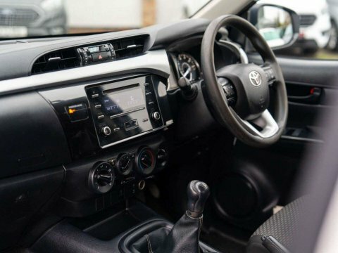 Toyota HILUX 2.4 D-4d Active CV22LCG White #2