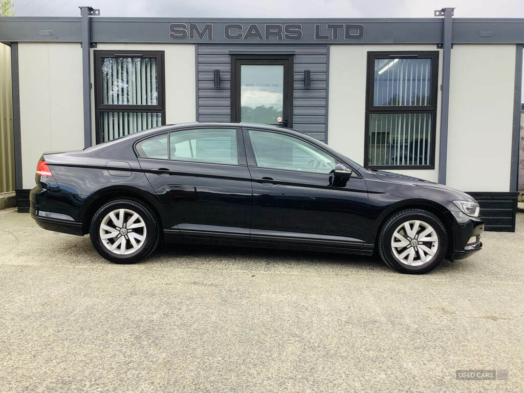 Volkswagen Passat 1.6 Tdi S GM17GXE Black #2
