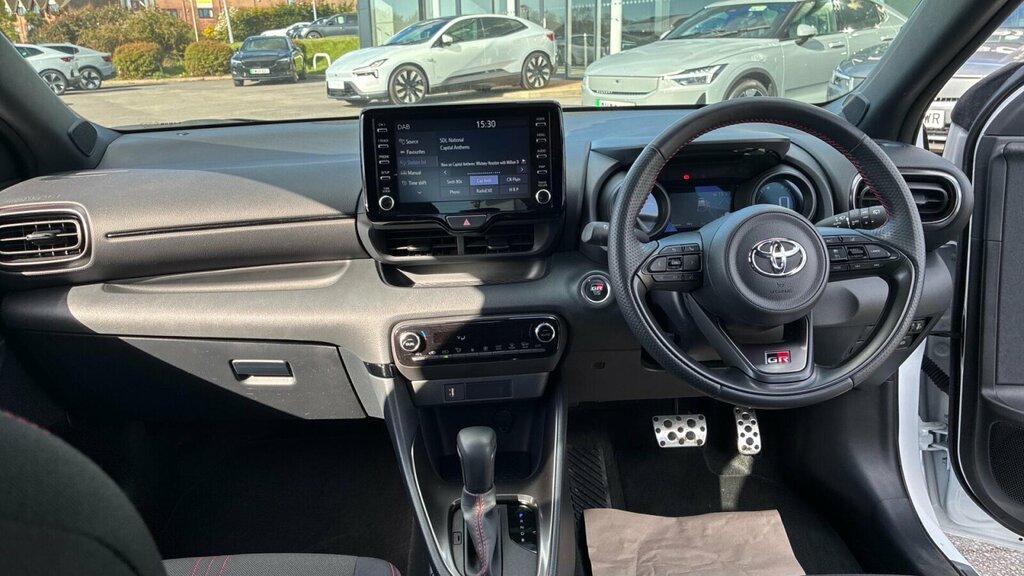 Toyota Yaris 1.5 Vvt-h Gr Sport Hatchback Hybrid E-c WL73AVO White #5