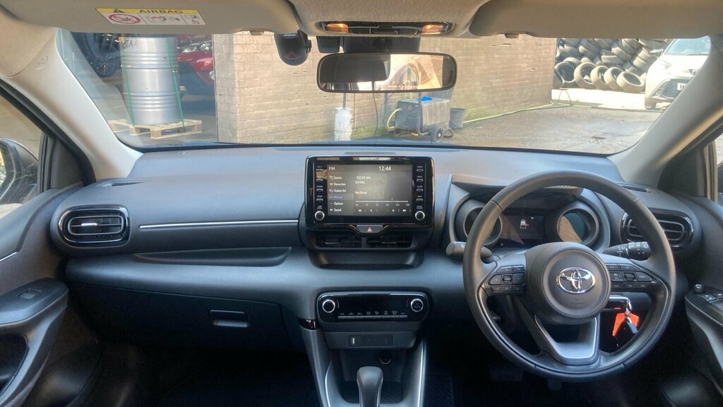 Toyota Yaris 1.5 Vvt-h Design E-cvt Euro 6 Ss HJ24MZX Grey #6