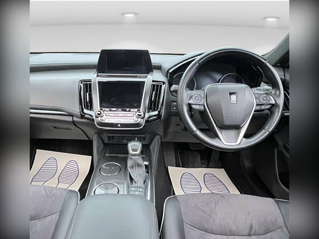 Toyota Crown Hybrid 2.5 White #18
