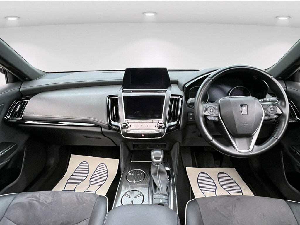 Toyota Crown Hybrid 2.5 White #17
