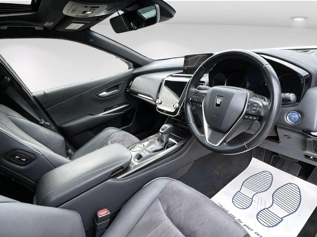 Toyota Crown Hybrid 2.5 White #10